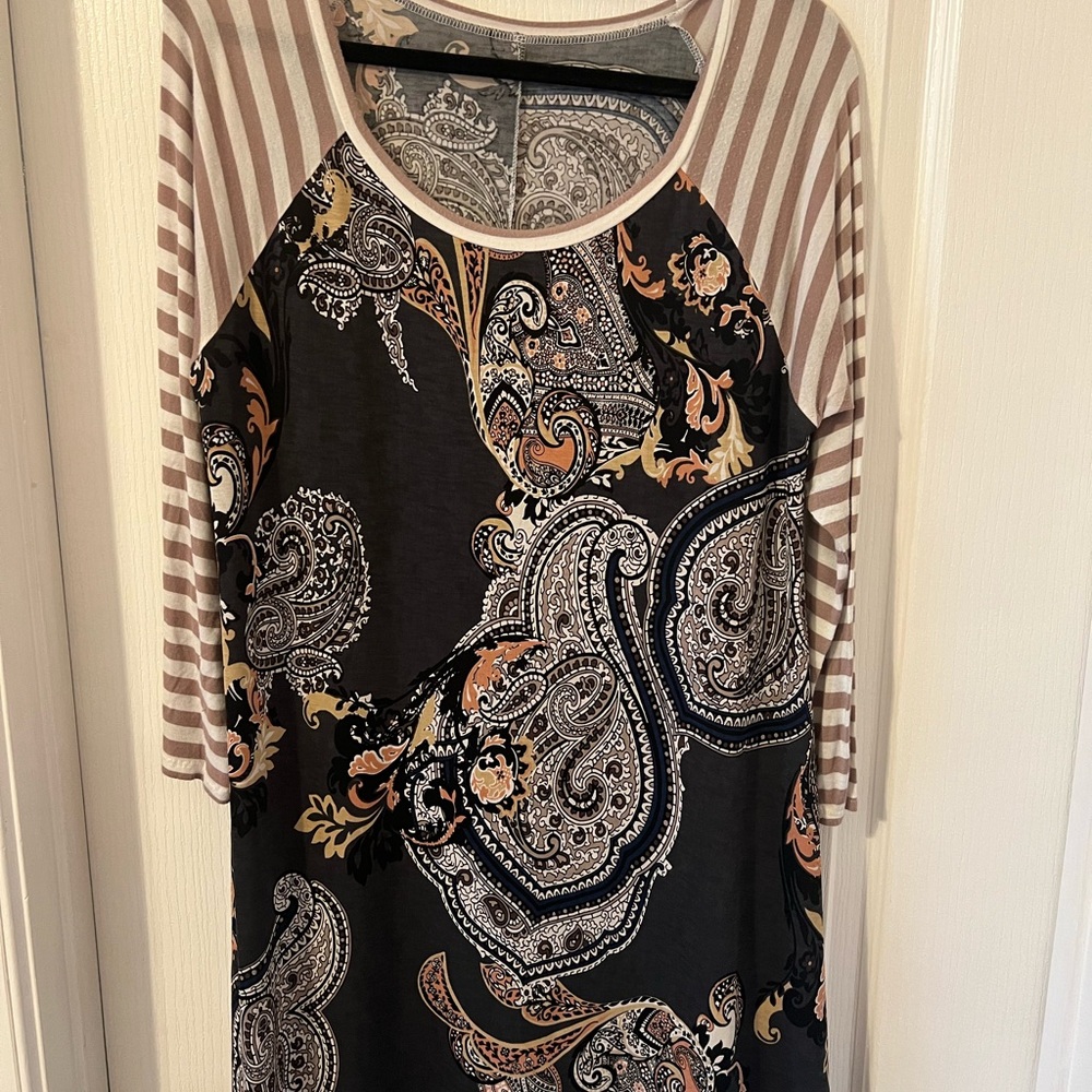Women's Black Paisley Raglan Sleeve Dress - Taupe Stripes